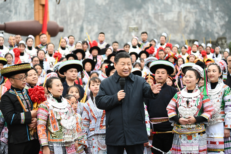 2月3日至5日，中共中央總書記、國家主席、中央軍委主席習近平來到貴州考察調研，看望慰問各族干部群眾，向全國各族人民致以美好的新春祝福。這是3日下午，習近平在畢節市黔西縣新仁苗族鄉化屋村文化廣場上，向全國各族人民、港澳臺同胞和海外僑胞拜年。新華社記者 謝環馳 攝
