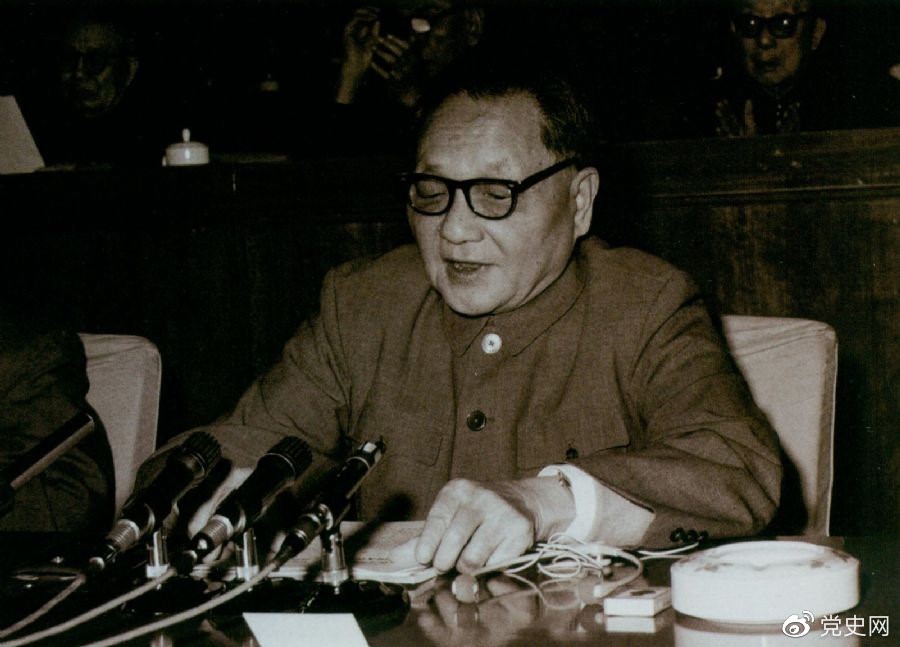 　　1979年10月，鄧小平代表中共中央、國務院向中國文學藝術工作者第四次代表大會致祝詞，希望文藝工作者中間有越來越多的同志成為名副其實的人類靈魂工程師。
