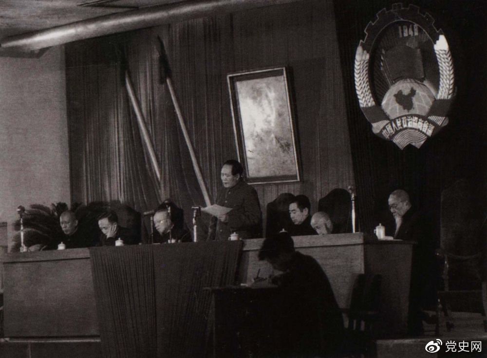 1951年10月23日，毛澤東在全國政協一屆三次會議上致開幕詞。