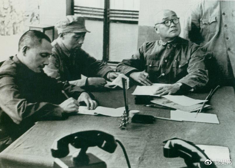 　　1949年11月1日起，人民解放軍向西南進軍。圖為鄧小平與劉伯承、張際春等研究進軍西南問題。