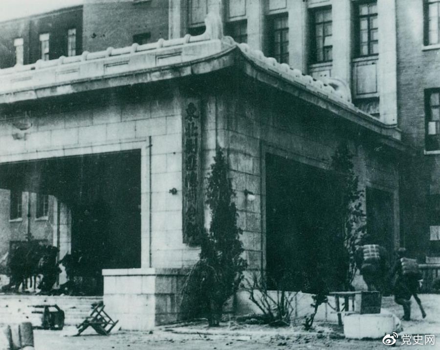 1948年11月2日，沈陽解放。圖為人民解放軍攻占“東北剿匪總司令部”大樓。