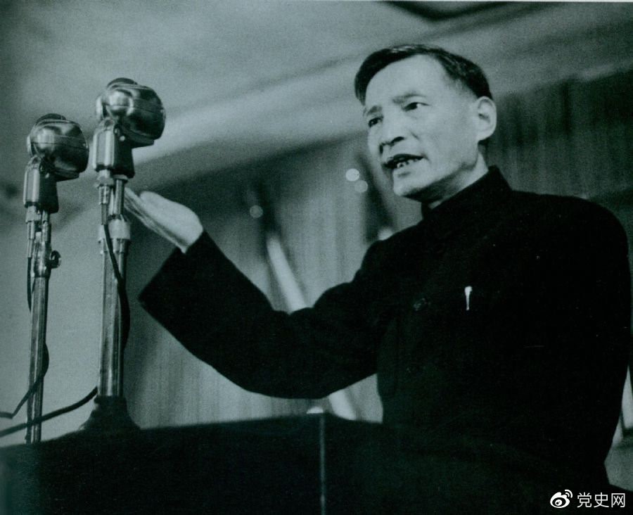 1951年10月，陳云在全國政協一屆三次會議上作財經工作報告。
