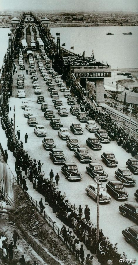 1957年10月15日，武漢長江大橋舉行通車典禮。這是中國在長江上修建的第一座鐵路、公路兩用橋梁。圖為通車典禮。