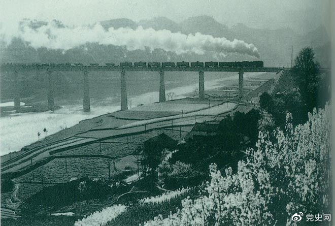 1972年10月13日，湘黔鐵路全線通車，從而使西南地區多了一條通道，大大縮短了西南地區與湖南省以至華東地區的距離。