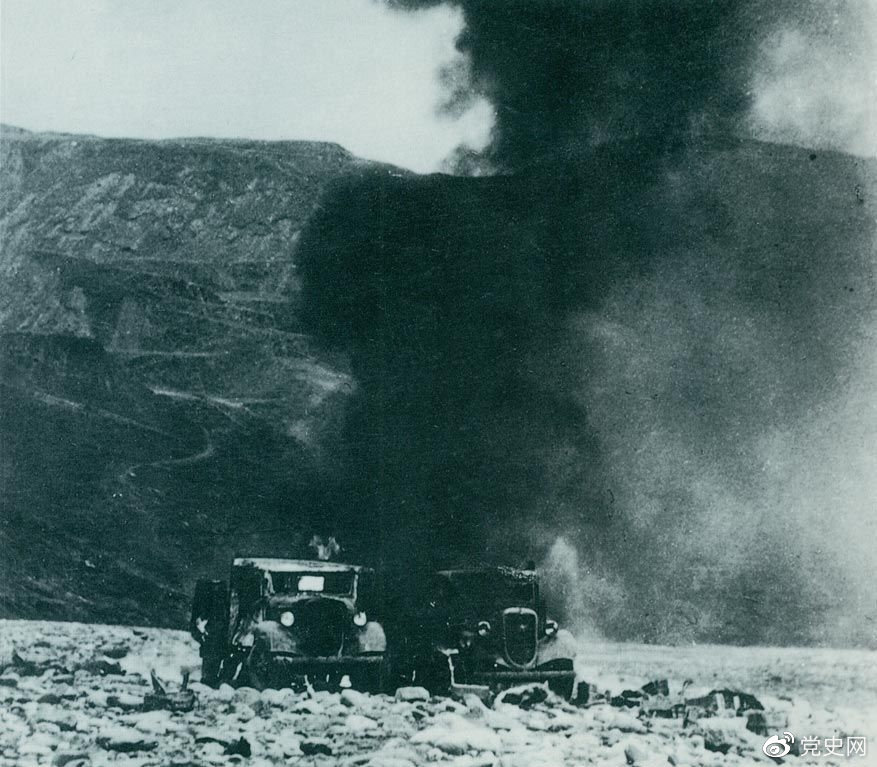 1937年10月18日，八路軍第一二〇師一部在山西雁門關以南伏擊日軍，斃傷敵300余人，擊毀敵汽車20余輛。圖為燃燒著的日軍汽車。